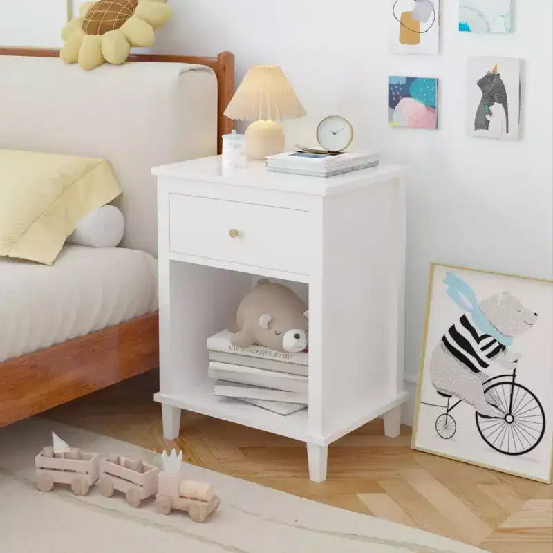Comodino con cassetto e ripiano bianco con manico dorato — Bambini e adulti