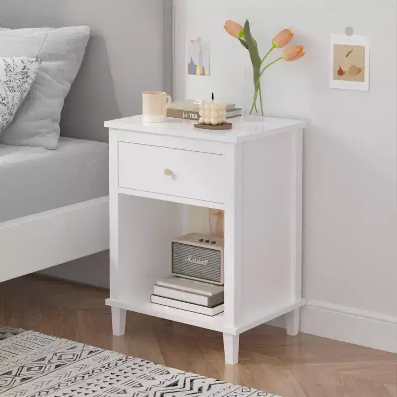Comodino con cassetto e ripiano bianco con manico dorato — Bambini e adulti