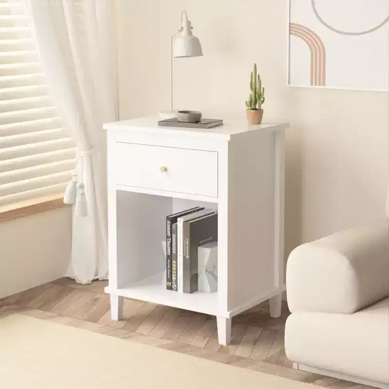 Comodino con cassetto e ripiano bianco con manico dorato — Bambini e adulti
