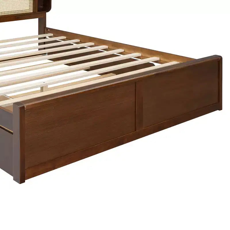 Letto a piattaforma Queen in noce con testiera in rattan, 4 vani portaoggetti, 2 cassetti e letto estraibile, per 2 persone
