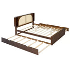 Letto a piattaforma Queen in noce con testiera in rattan, 4 vani portaoggetti, 2 cassetti e letto estraibile, per 2 persone