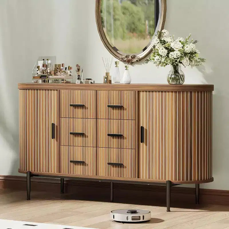 Mobile Buffet Scanalato Bianco con 6 Cassetti e 2 Ante Scorrevoli – Finitura Noce, Montaggio per 1 Persona
