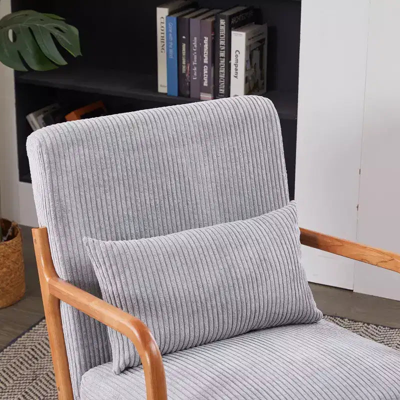 Poltrona d'accento rivestita color beige/grigio-marrone/grigio chiaro con gambe in legno, seduta singola