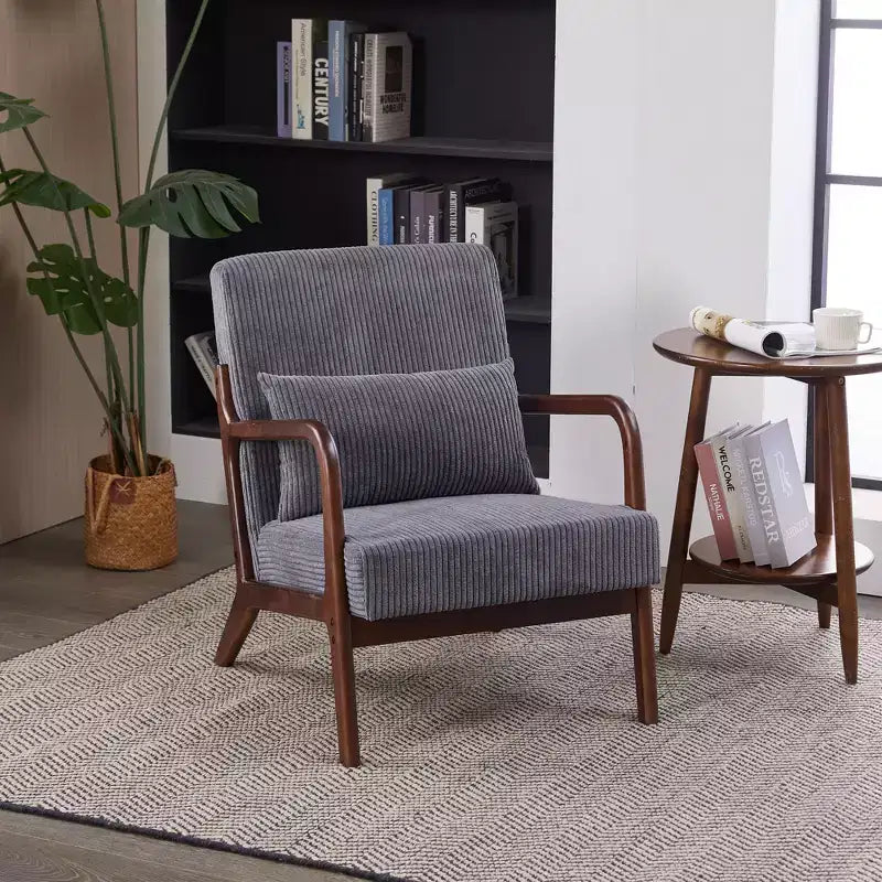 Poltrona d'accento rivestita color beige/grigio-marrone/grigio chiaro con gambe in legno, seduta singola